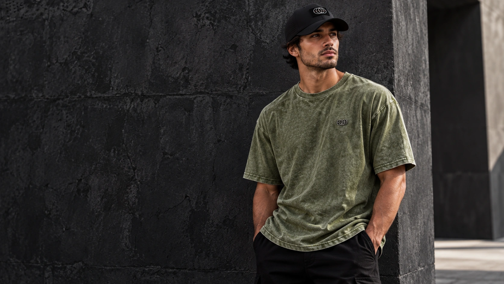 Campaña DARKSIDE: franela oversize verde oliva y gorra negra